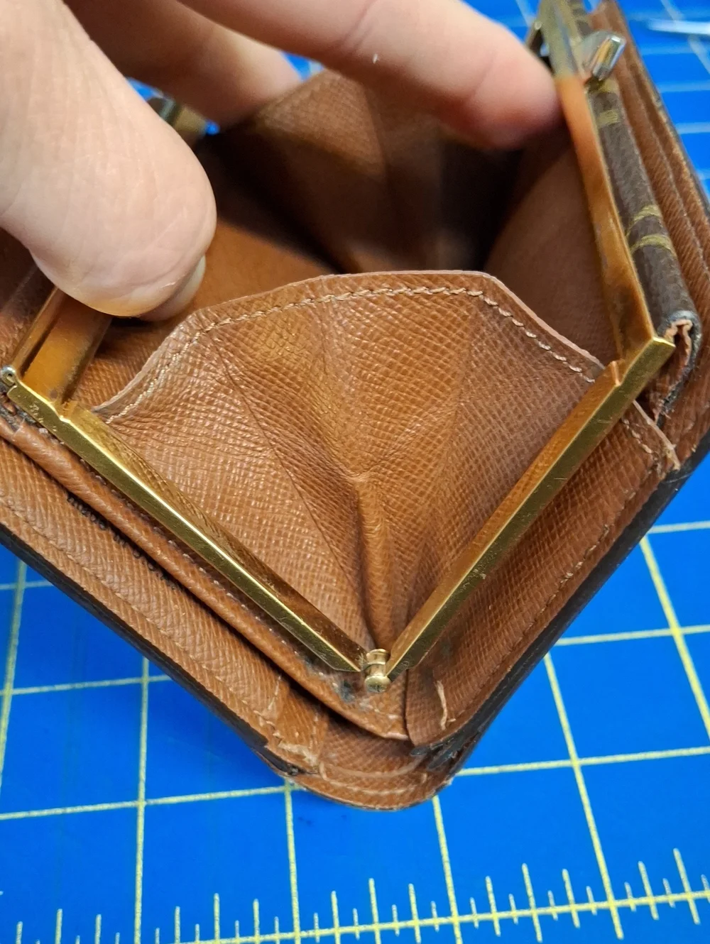Louis Vuitton Monogram Snap Kiss Lock Wallet Brown Gold-Tone 5.5x3.5x1 Preowned
